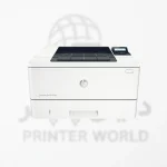 پرینتر HP 402 و مدل‌های d/dn/dw با لوگوی دنیای پرینتر کم‌رنگ، نمای جلو و پشت، سینی کاغذ، چاپ نمونه و مقایسه مدل‌ها